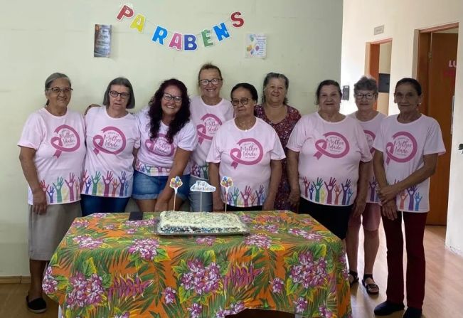 Aniversariantes do mês do grupo Melhor Idade do CRAS.